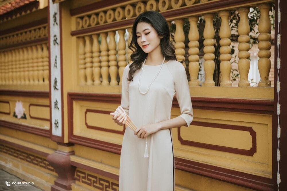 G&oacute;c chụp b&ecirc;n bức tường v&agrave;ng đỏ đặc trưng của ch&ugrave;a Trấn Quốc, tạo cảm gi&aacute;c cổ k&iacute;nh v&agrave; trang nh&atilde; (Nguồn: Cộng Studio)